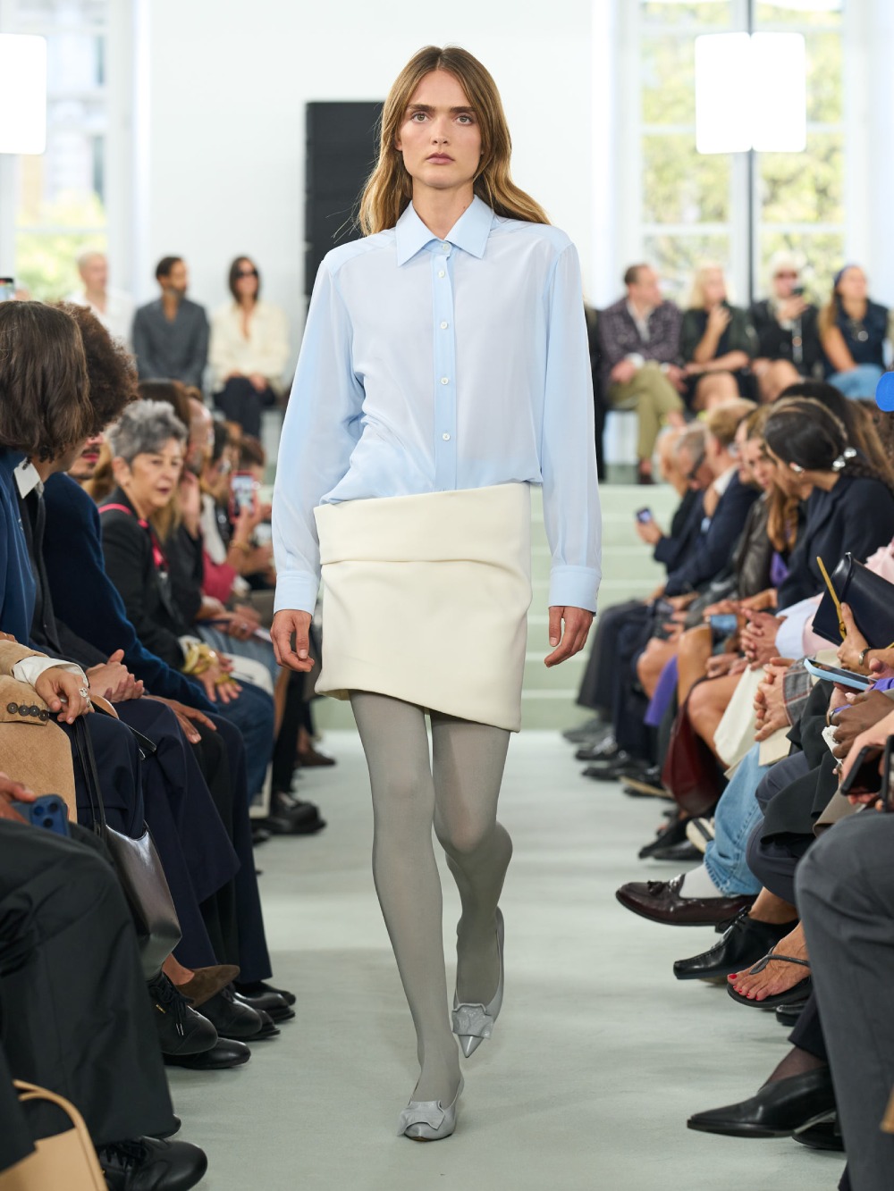 Jil Sander SS27 trae minimalismo desprolijo e imperfecto