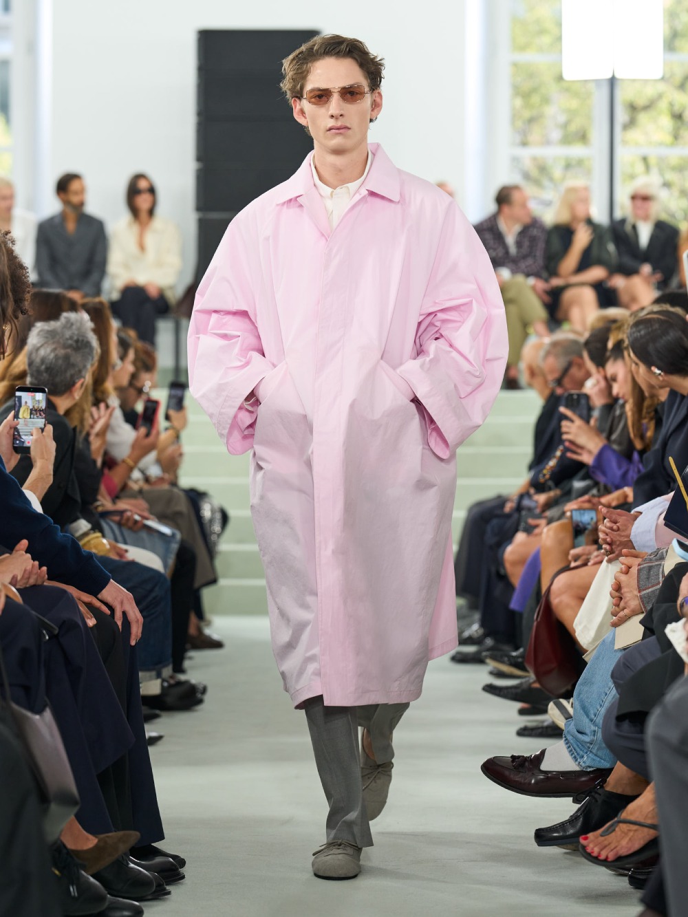 Jil Sander SS27 trae minimalismo desprolijo e imperfecto