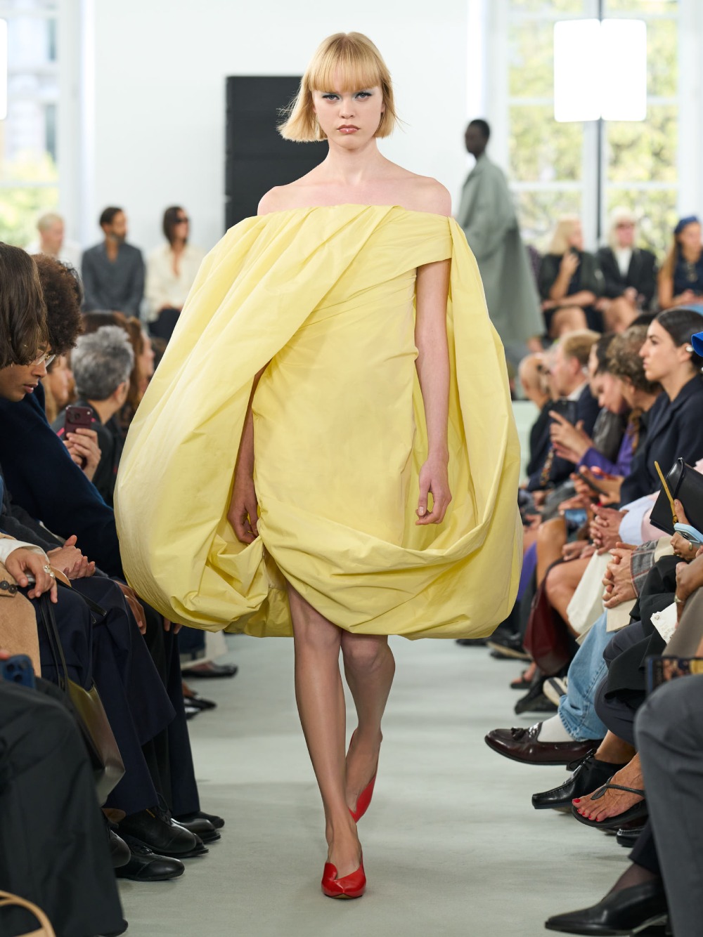 Jil Sander SS27 trae minimalismo desprolijo e imperfecto