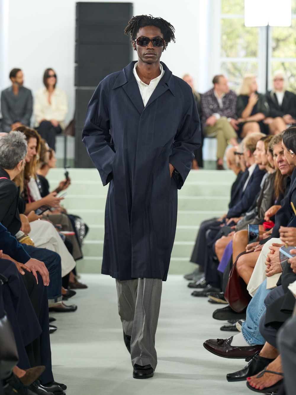 Jil Sander SS27 trae minimalismo desprolijo e imperfecto