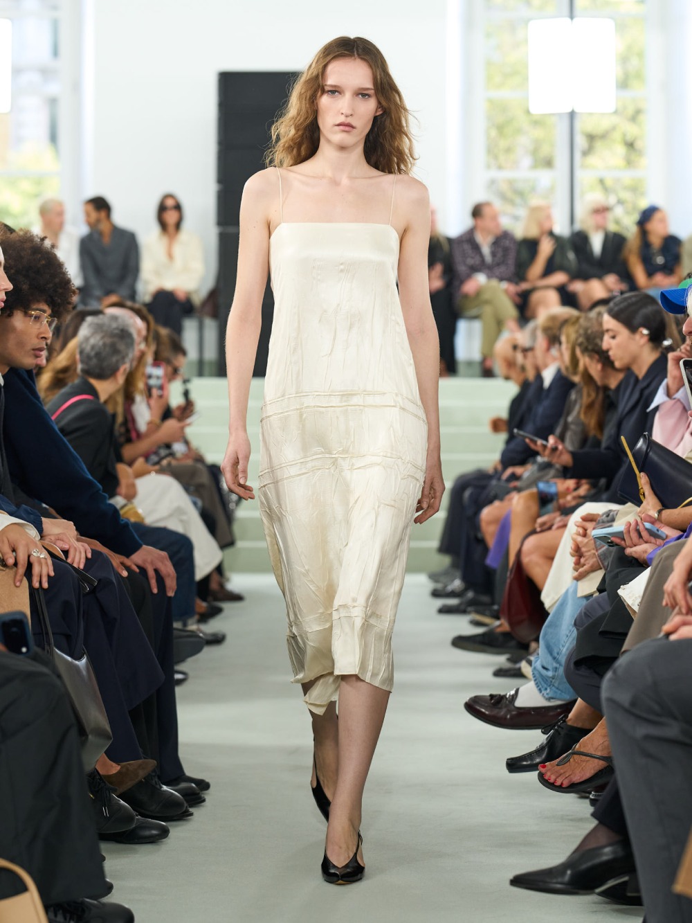 Jil Sander SS27 trae minimalismo desprolijo e imperfecto