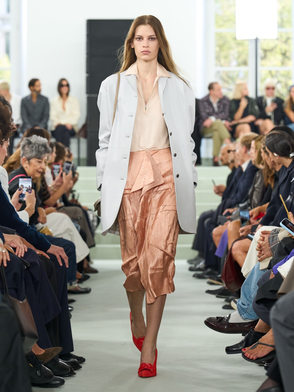 Jil Sander SS27 trae minimalismo desprolijo e imperfecto