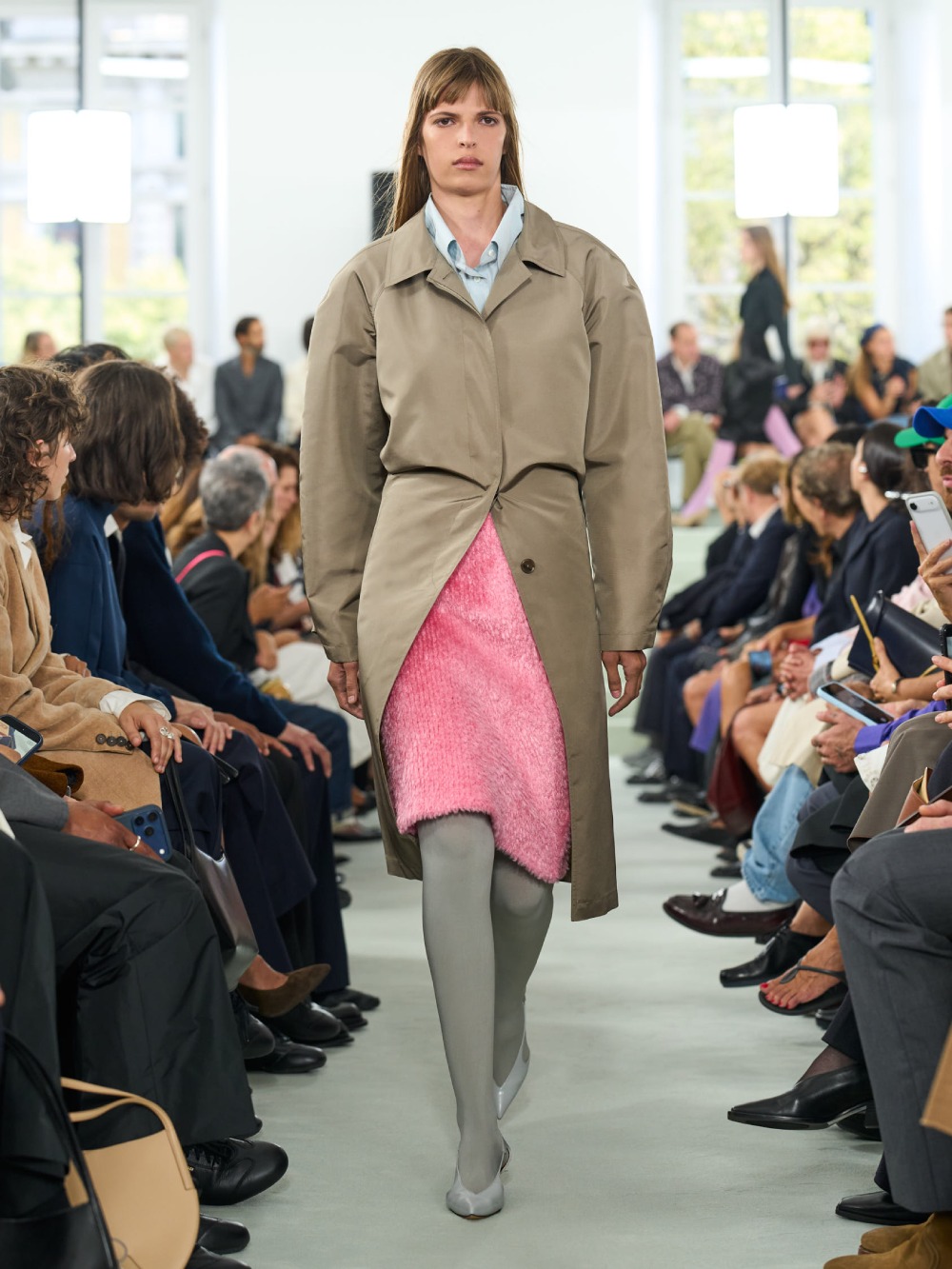 Jil Sander SS27 trae minimalismo desprolijo e imperfecto