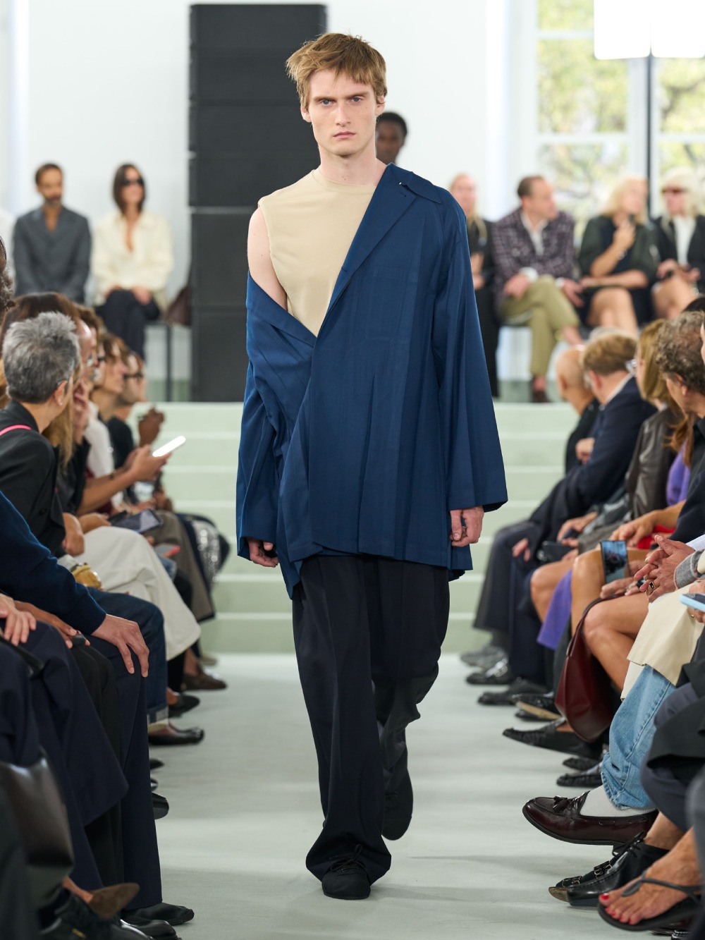 Jil Sander SS27 trae minimalismo desprolijo e imperfecto