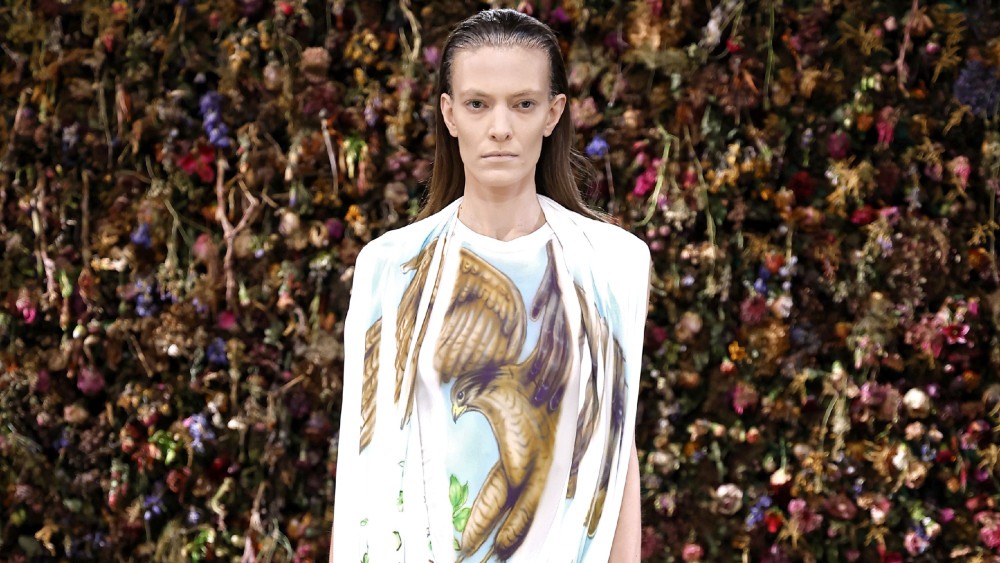 El Margiela SS27 de Martens enfrenta rigidez y suavidad