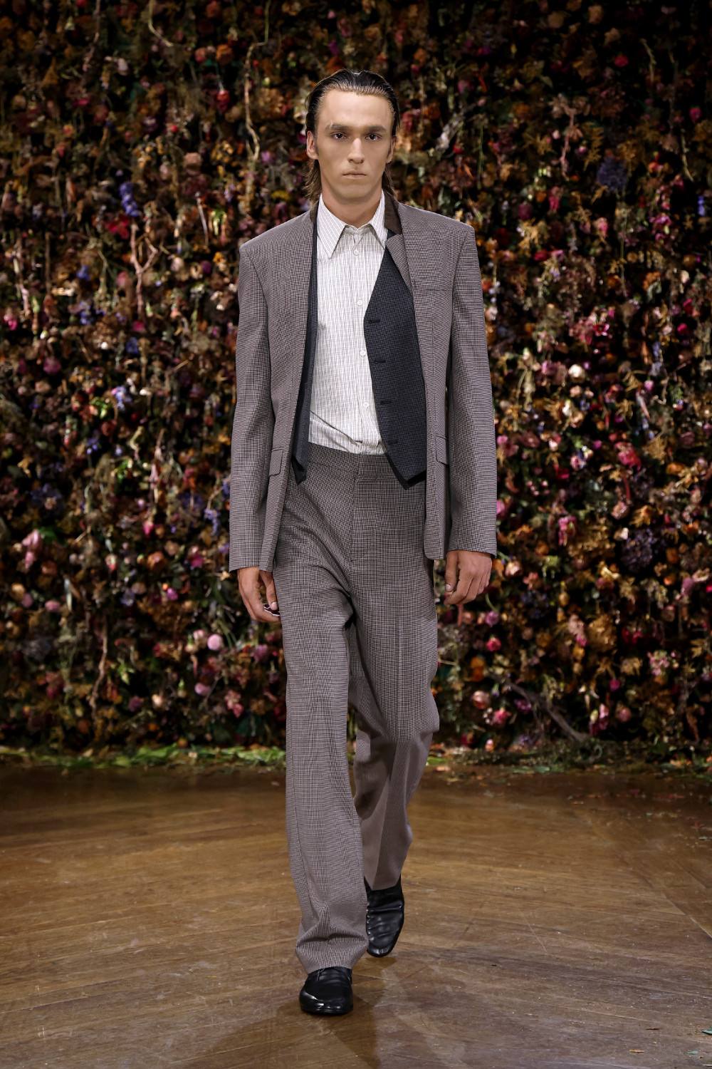 El Margiela SS27 de Martens enfrenta rigidez y suavidad