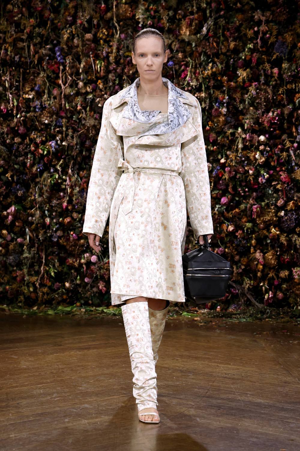 El Margiela SS27 de Martens enfrenta rigidez y suavidad