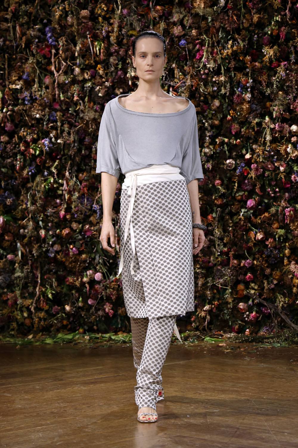 El Margiela SS27 de Martens enfrenta rigidez y suavidad
