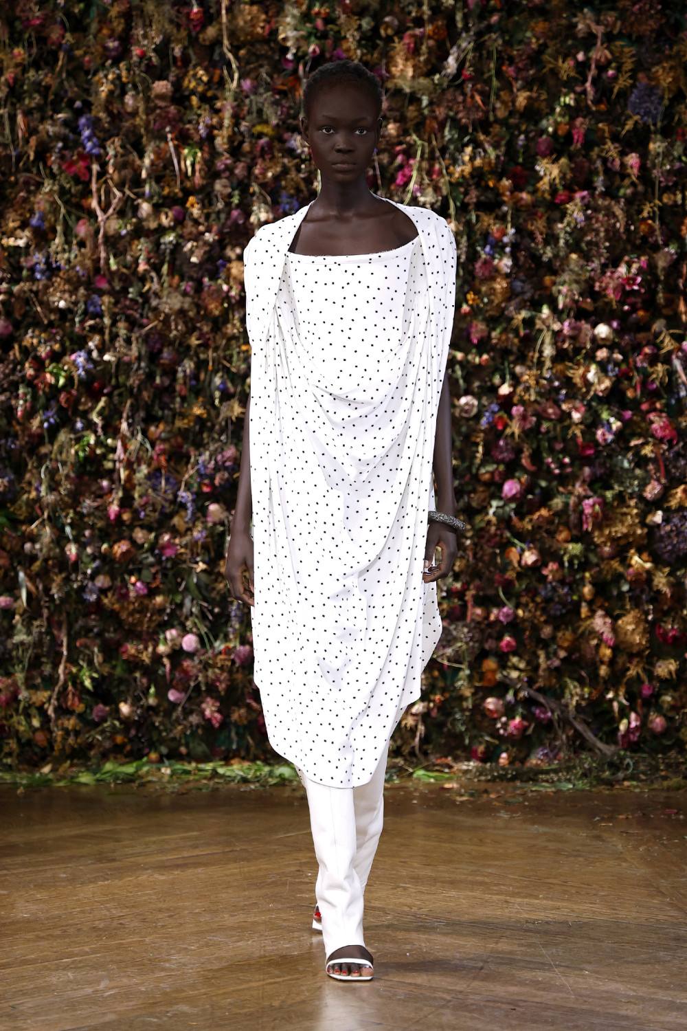 El Margiela SS27 de Martens enfrenta rigidez y suavidad