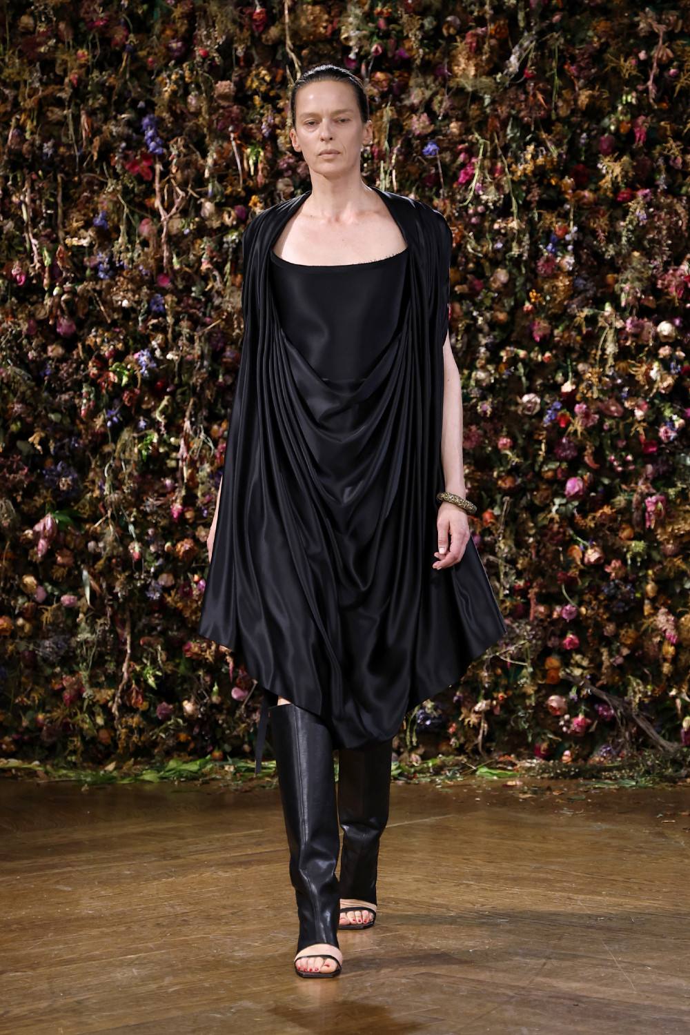 El Margiela SS27 de Martens enfrenta rigidez y suavidad