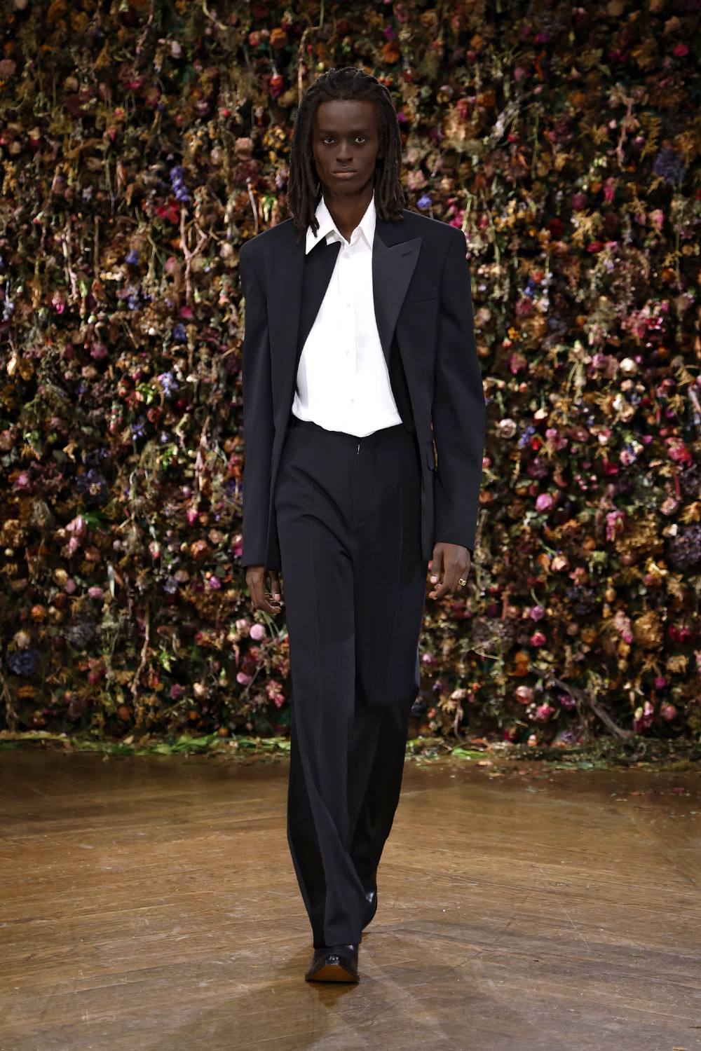 El Margiela SS27 de Martens enfrenta rigidez y suavidad