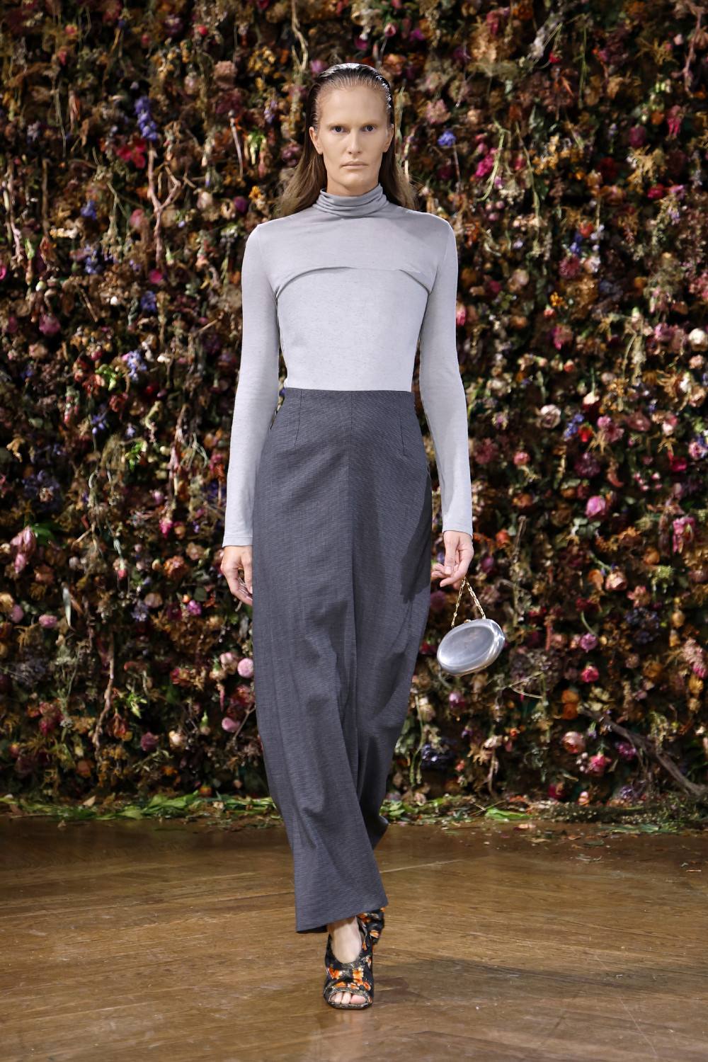 El Margiela SS27 de Martens enfrenta rigidez y suavidad