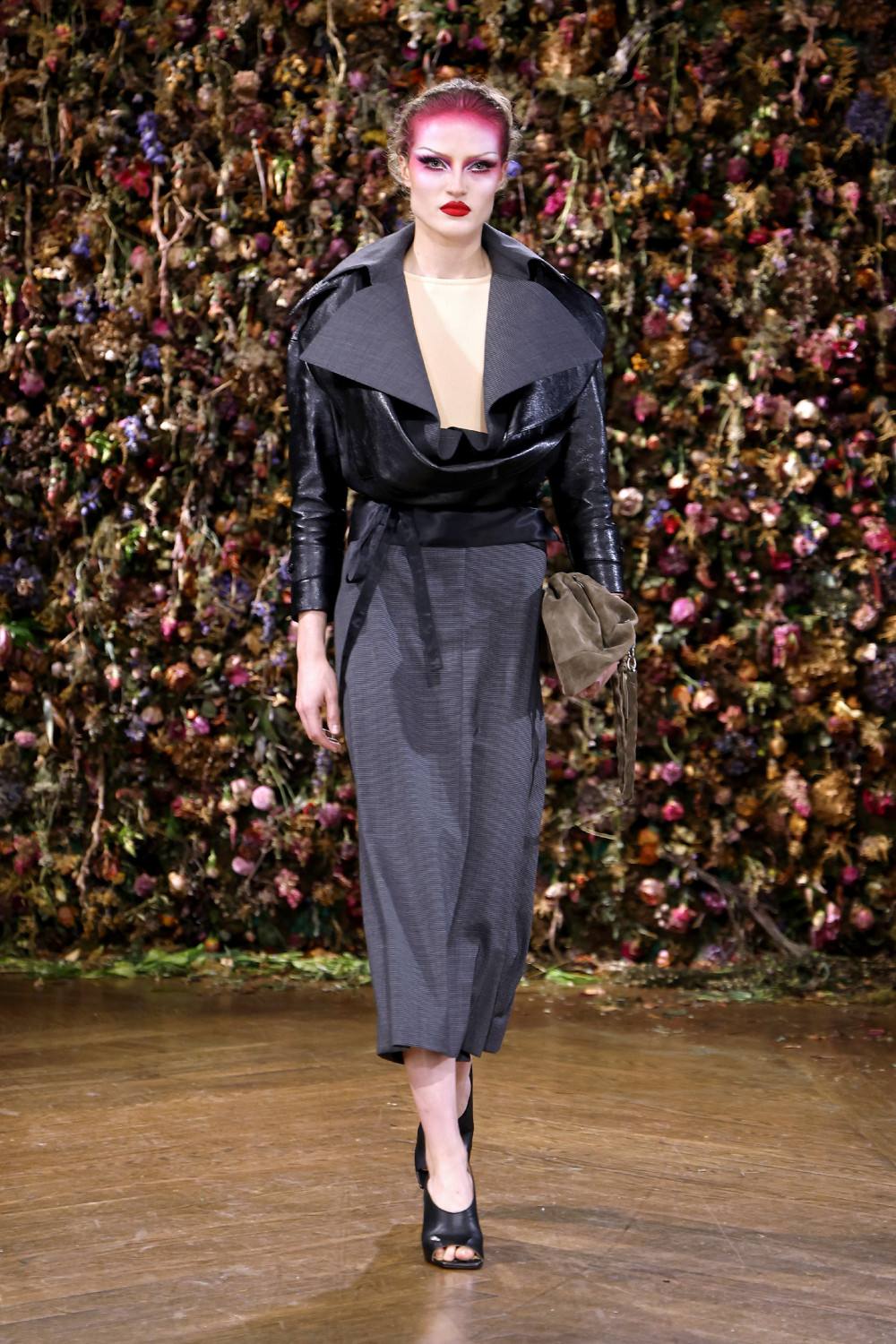 El Margiela SS27 de Martens enfrenta rigidez y suavidad