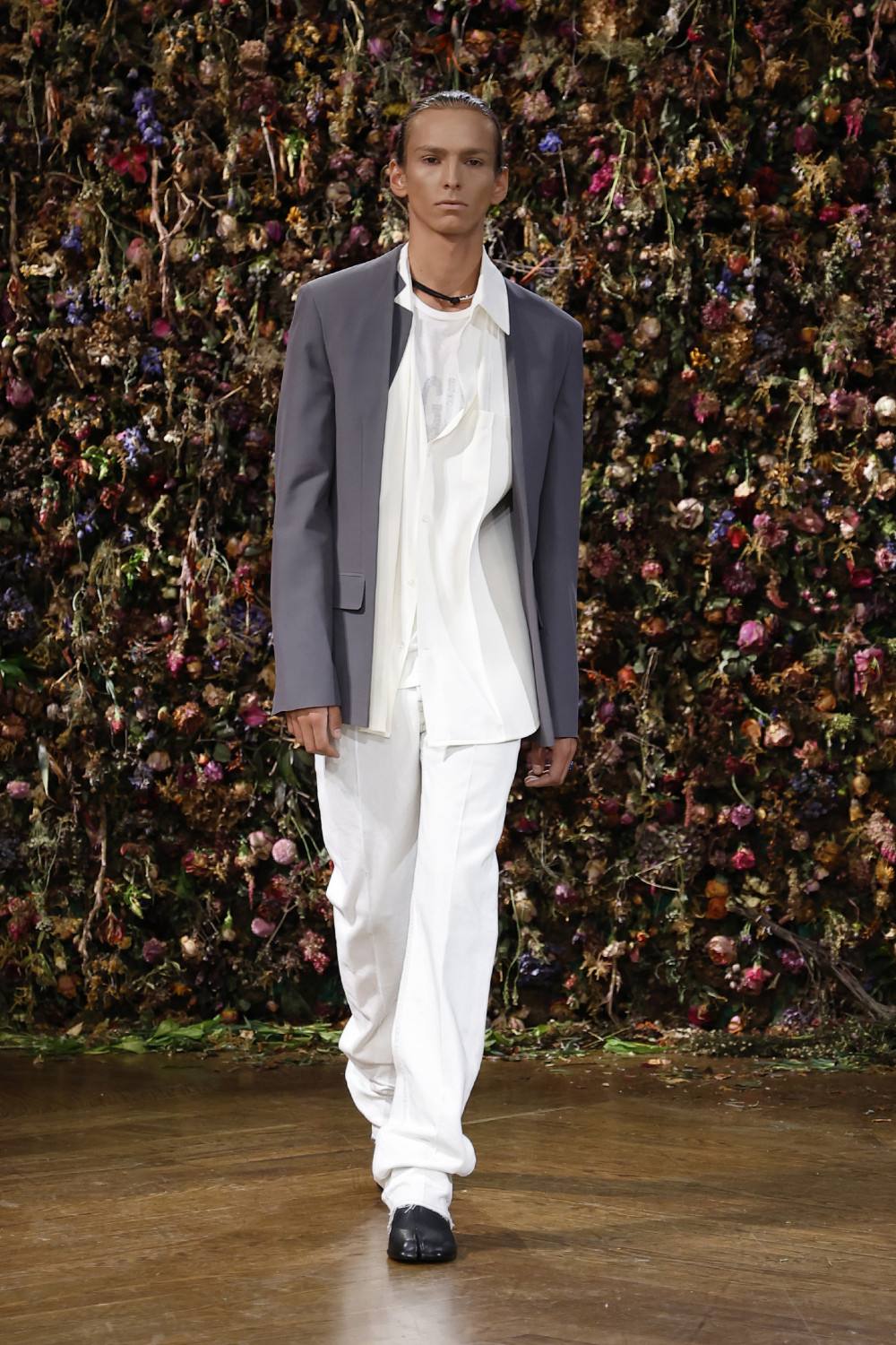 El Margiela SS27 de Martens enfrenta rigidez y suavidad