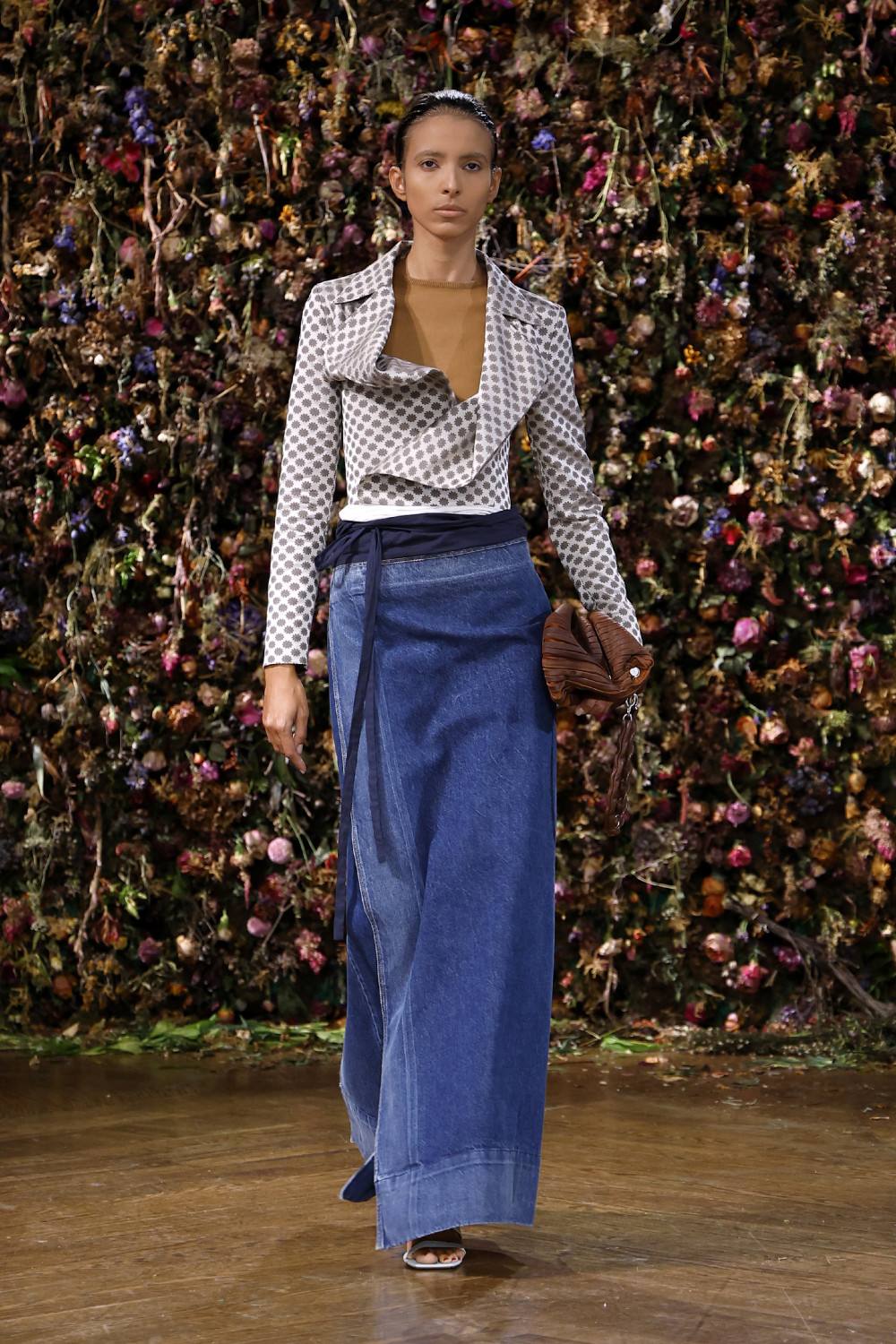 El Margiela SS27 de Martens enfrenta rigidez y suavidad