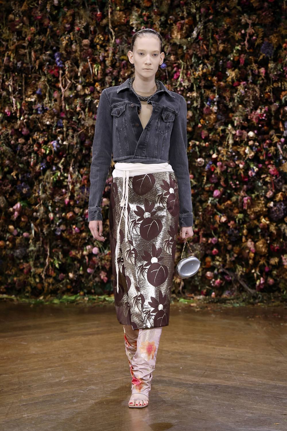 El Margiela SS27 de Martens enfrenta rigidez y suavidad