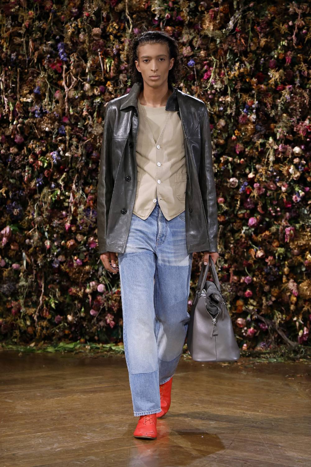 El Margiela SS27 de Martens enfrenta rigidez y suavidad