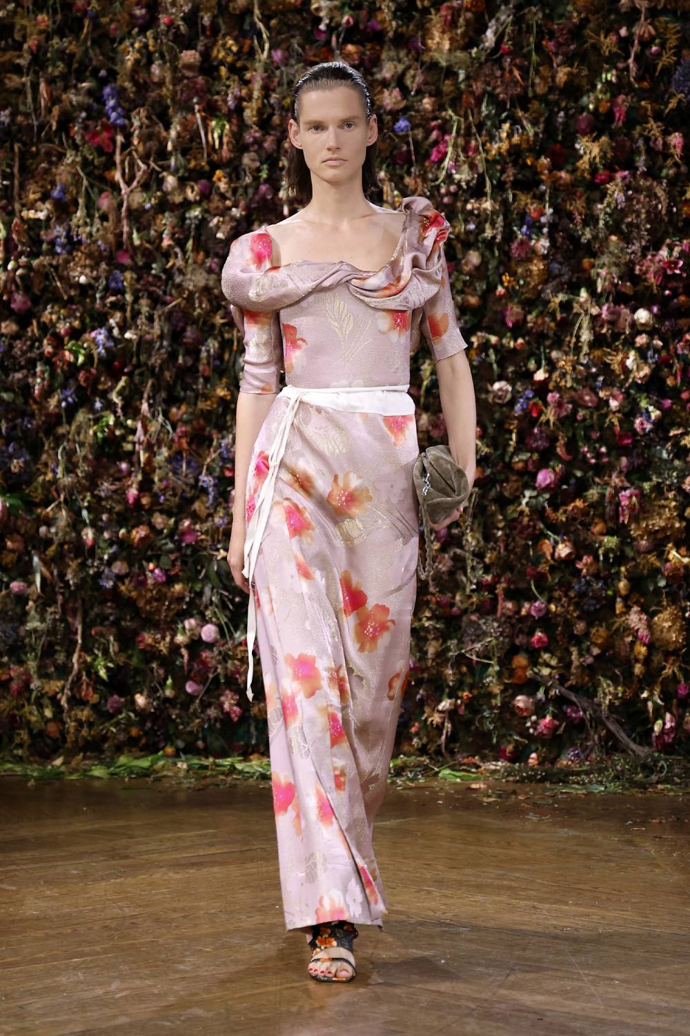 El Margiela SS27 de Martens enfrenta rigidez y suavidad