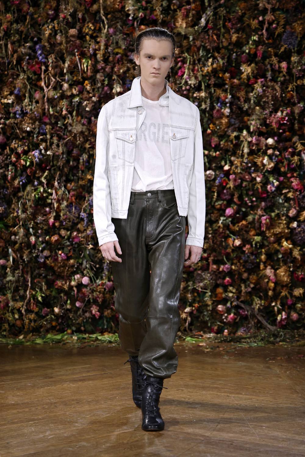 El Margiela SS27 de Martens enfrenta rigidez y suavidad