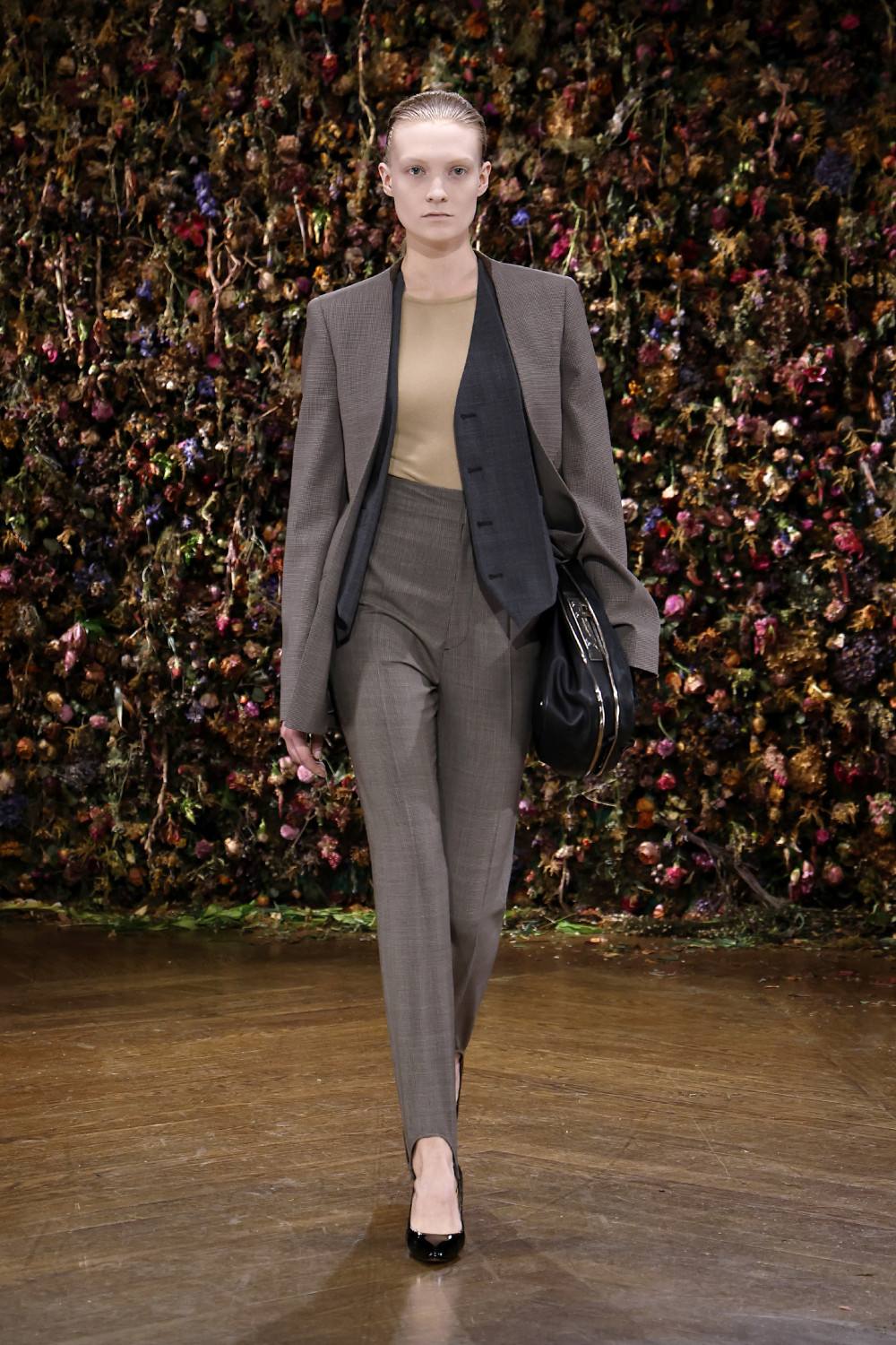 El Margiela SS27 de Martens enfrenta rigidez y suavidad