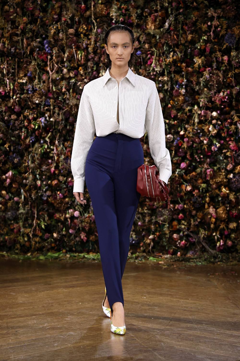El Margiela SS27 de Martens enfrenta rigidez y suavidad