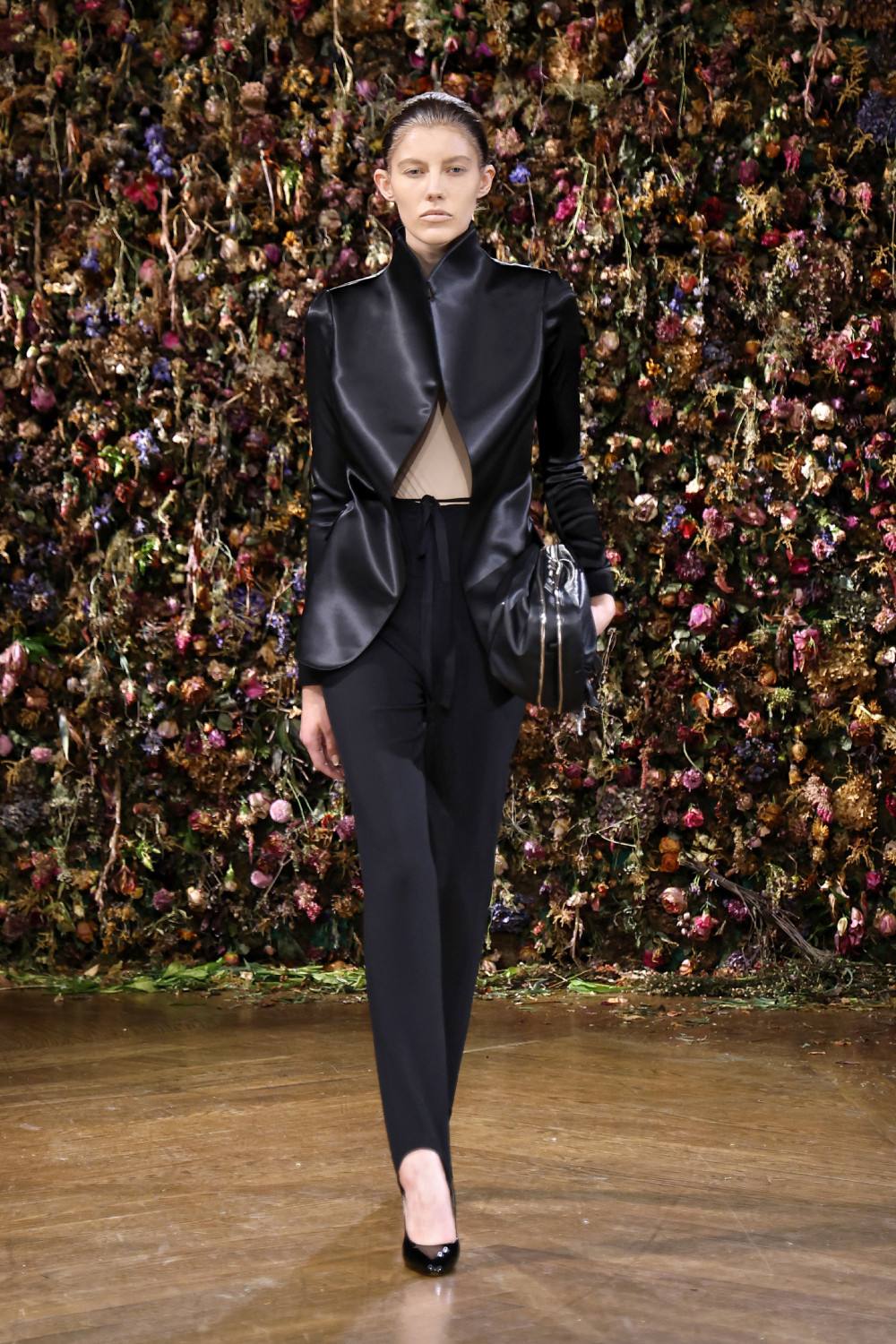 El Margiela SS27 de Martens enfrenta rigidez y suavidad