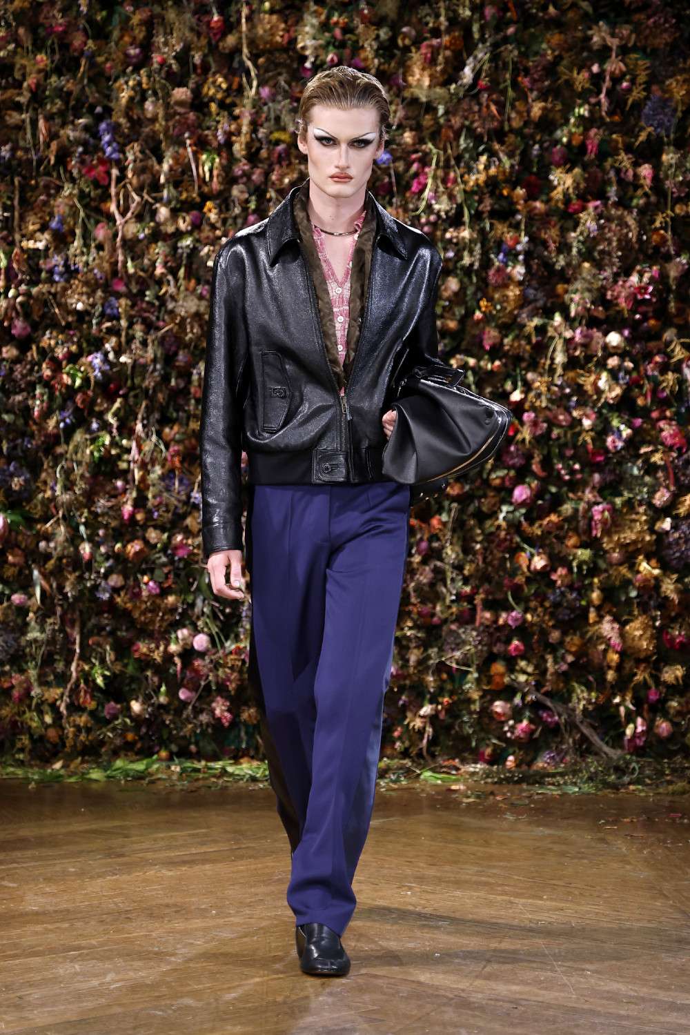El Margiela SS27 de Martens enfrenta rigidez y suavidad