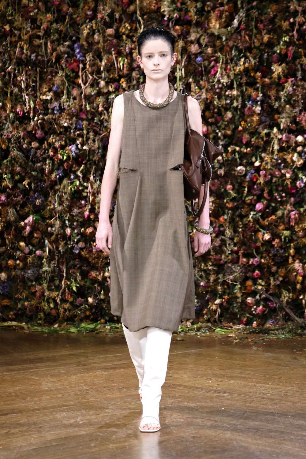 El Margiela SS27 de Martens enfrenta rigidez y suavidad