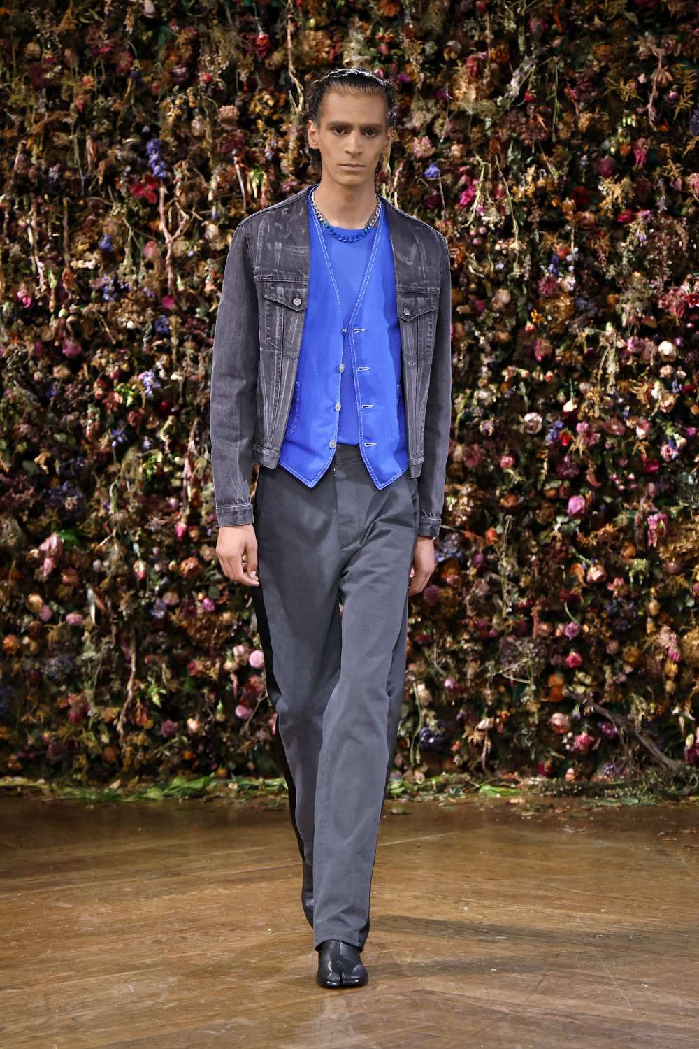 El Margiela SS27 de Martens enfrenta rigidez y suavidad