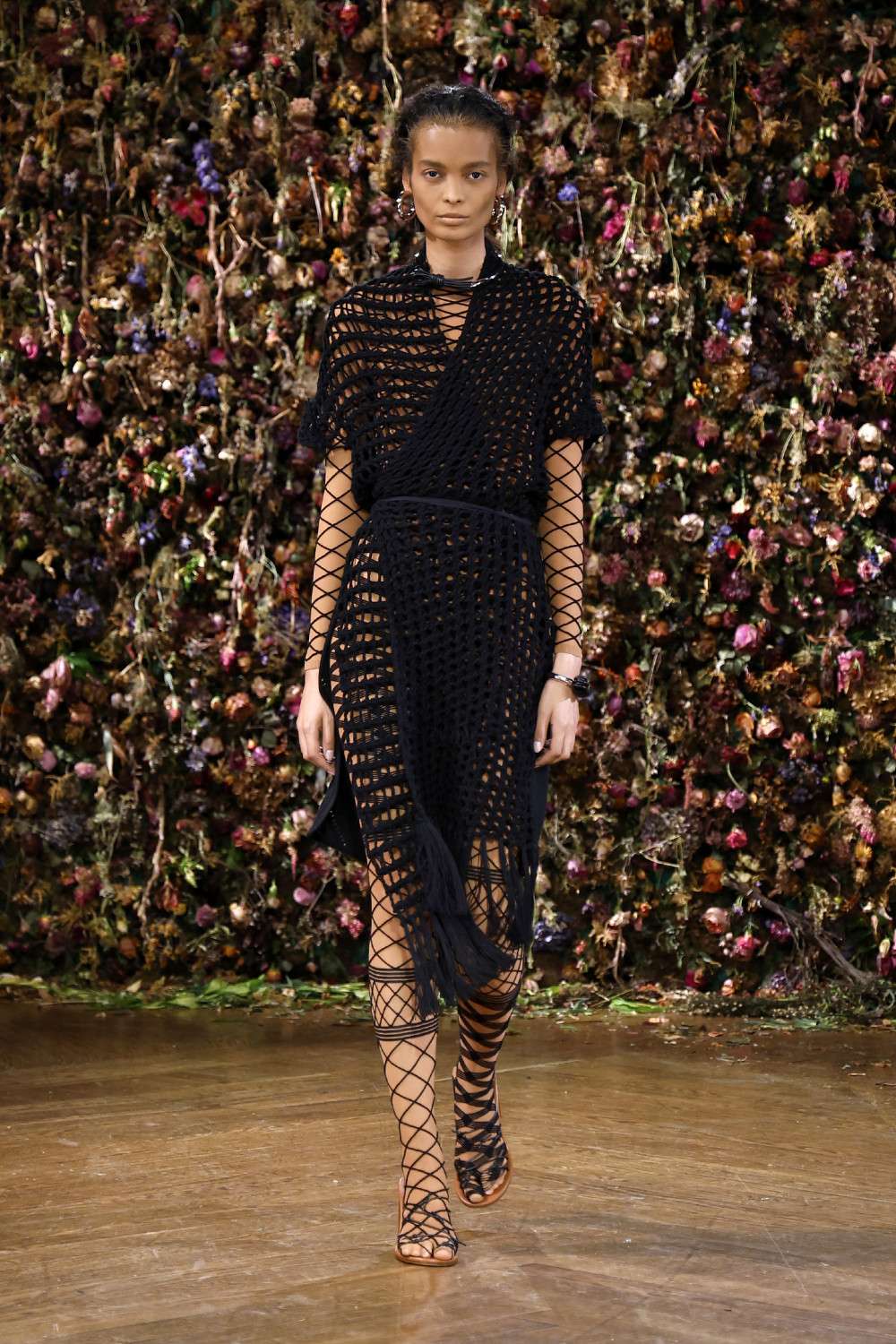 El Margiela SS27 de Martens enfrenta rigidez y suavidad