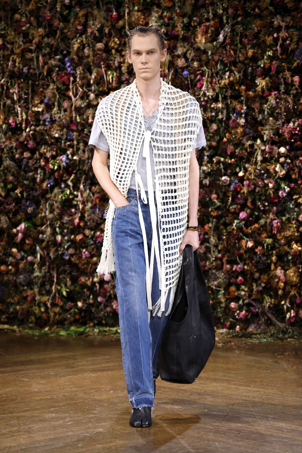 El Margiela SS27 de Martens enfrenta rigidez y suavidad