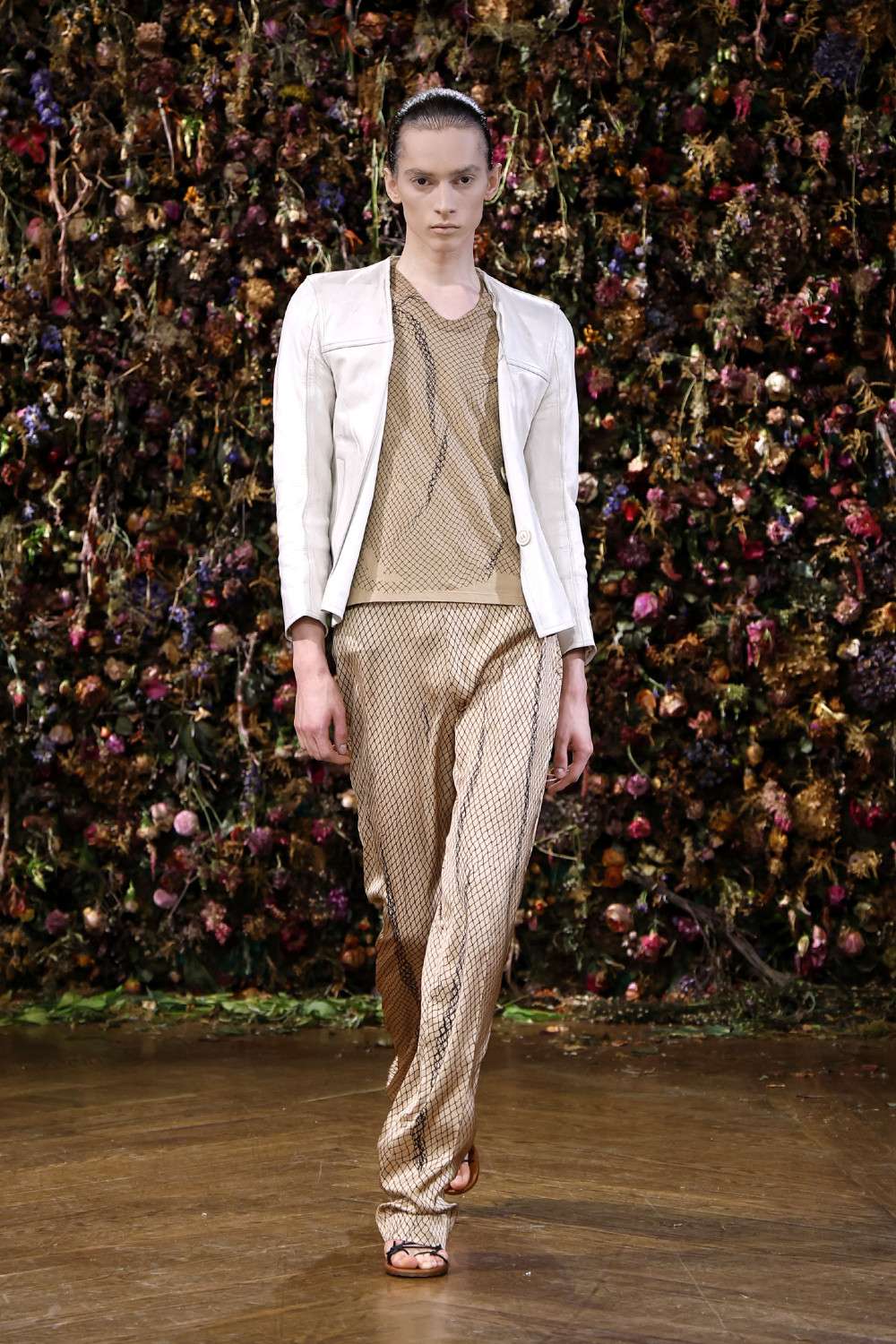 El Margiela SS27 de Martens enfrenta rigidez y suavidad