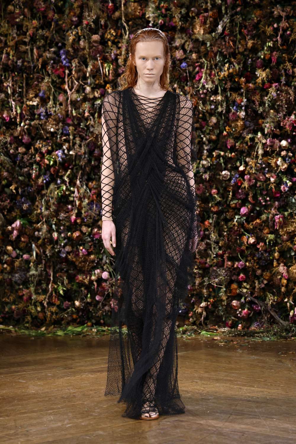 El Margiela SS27 de Martens enfrenta rigidez y suavidad