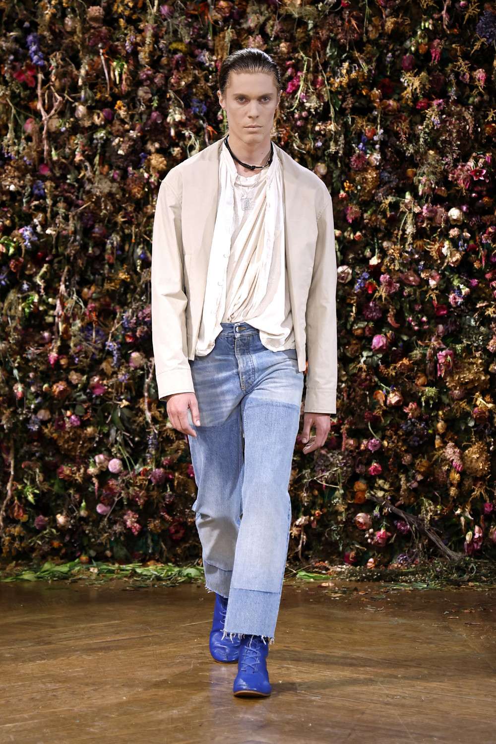 El Margiela SS27 de Martens enfrenta rigidez y suavidad