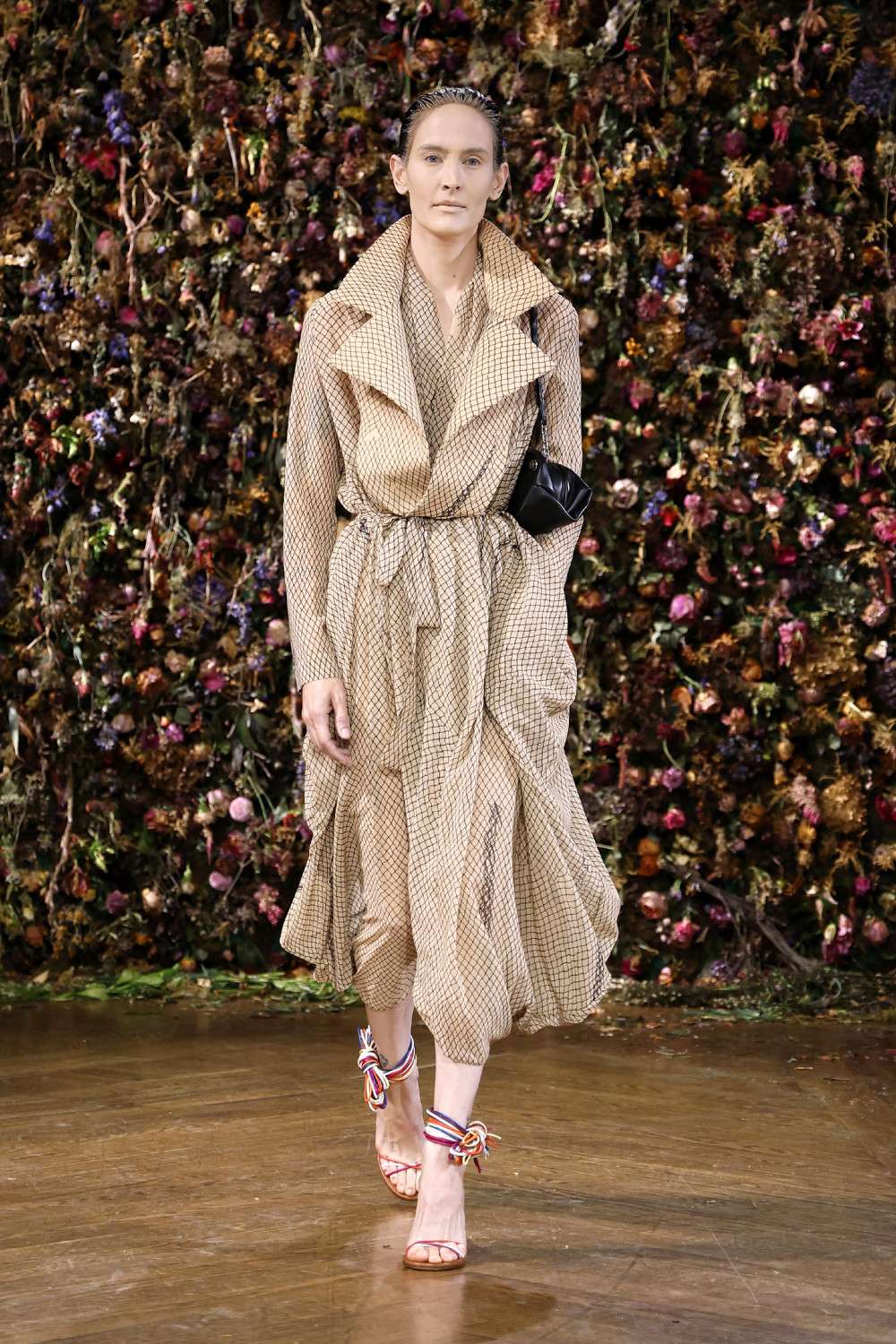 El Margiela SS27 de Martens enfrenta rigidez y suavidad