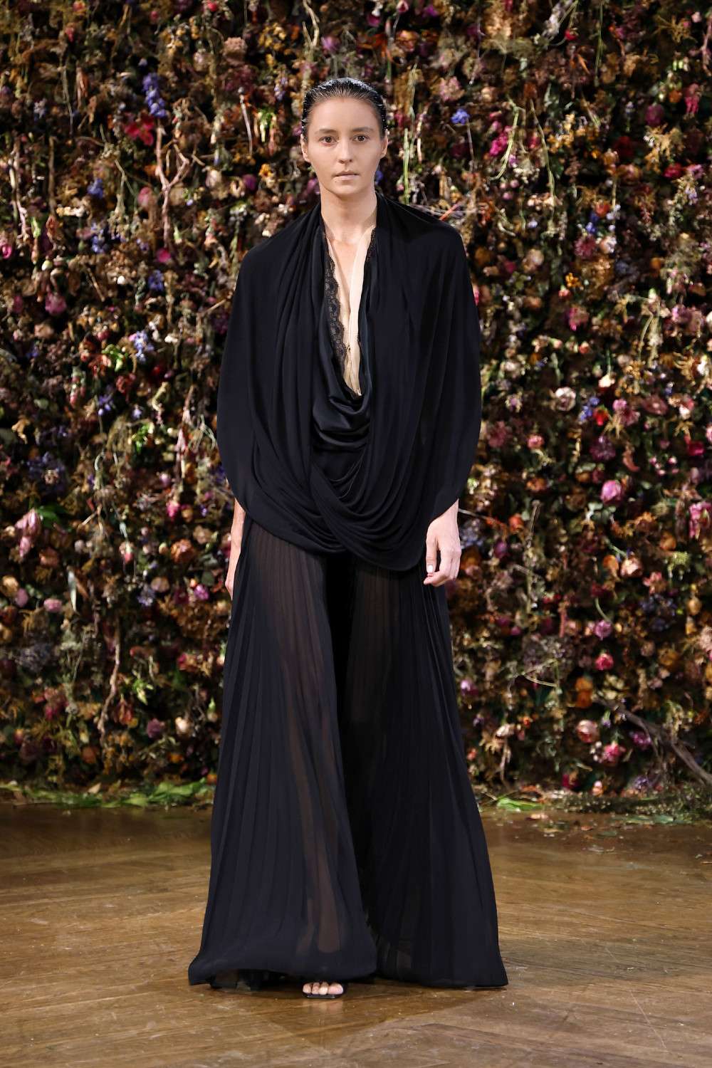 El Margiela SS27 de Martens enfrenta rigidez y suavidad