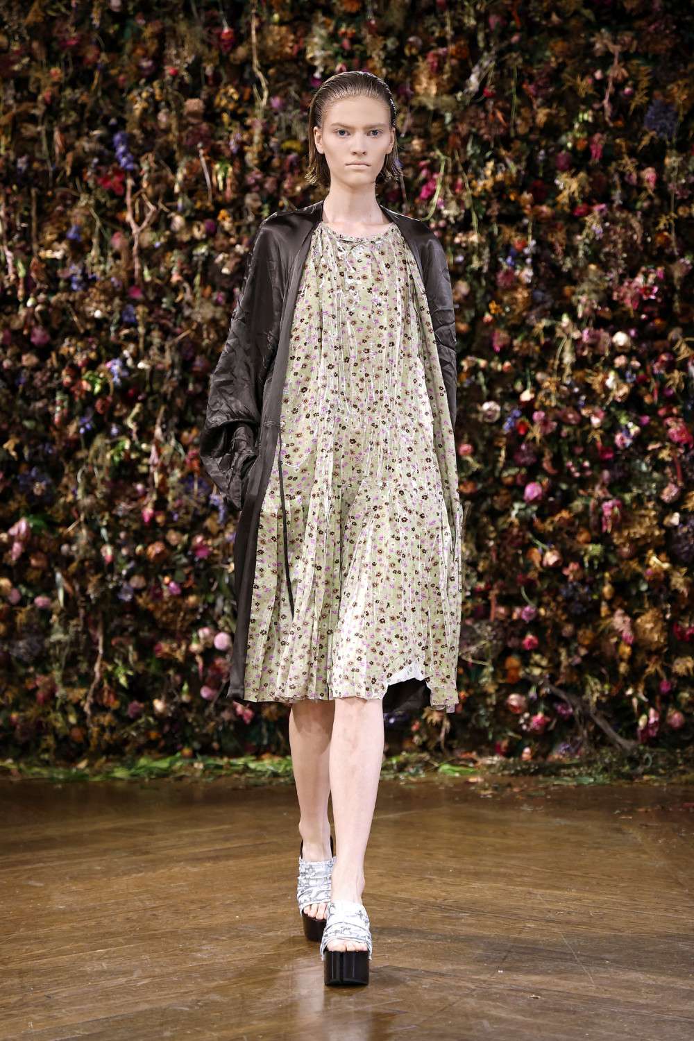 El Margiela SS27 de Martens enfrenta rigidez y suavidad