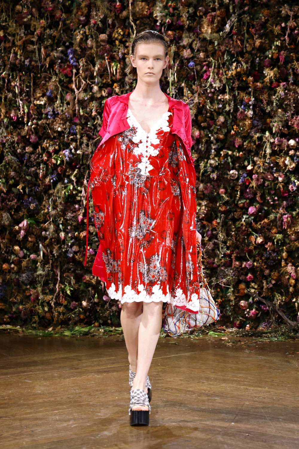 El Margiela SS27 de Martens enfrenta rigidez y suavidad