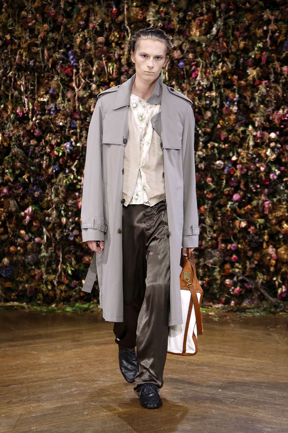 El Margiela SS27 de Martens enfrenta rigidez y suavidad