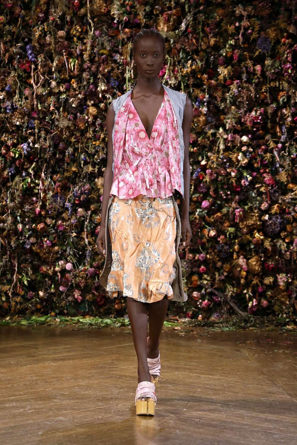 El Margiela SS27 de Martens enfrenta rigidez y suavidad