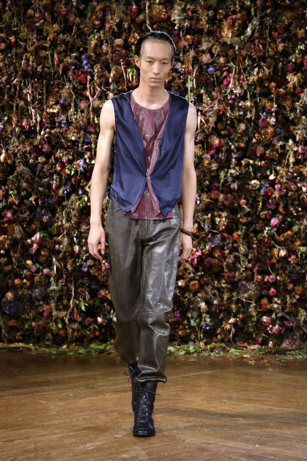 El Margiela SS27 de Martens enfrenta rigidez y suavidad