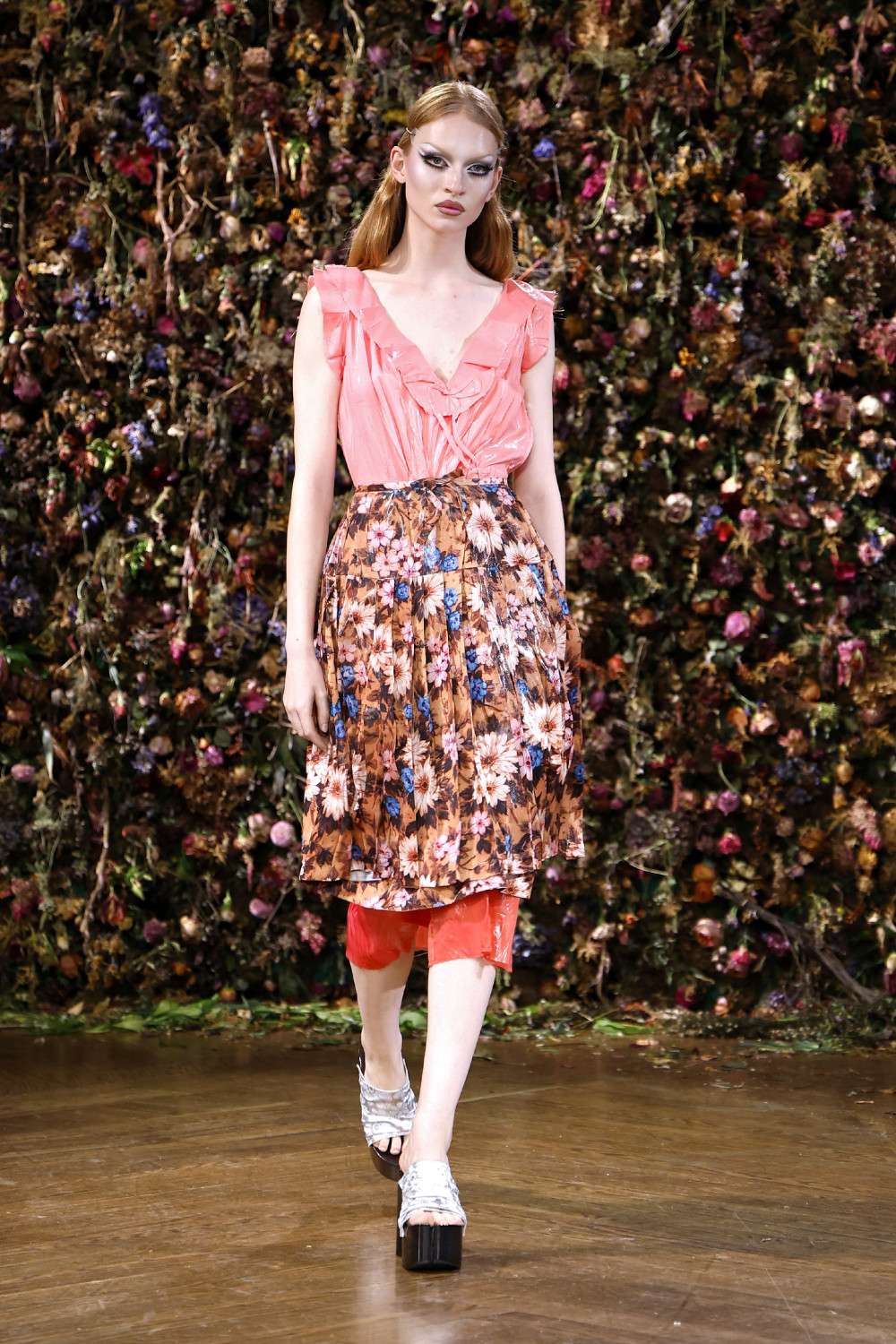 El Margiela SS27 de Martens enfrenta rigidez y suavidad