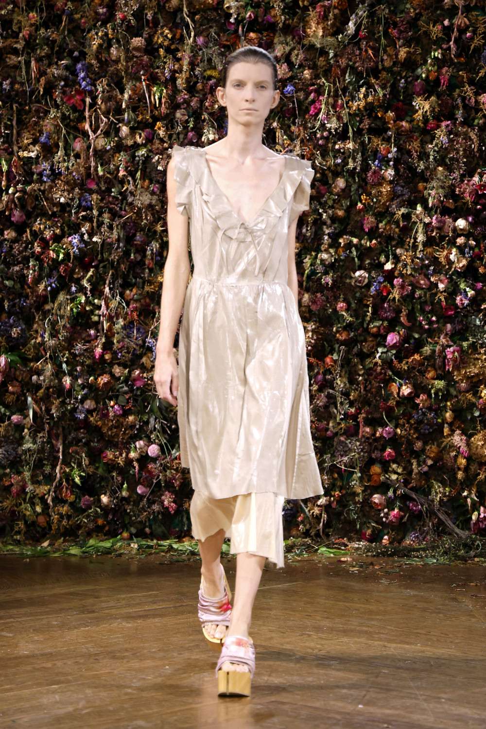 El Margiela SS27 de Martens enfrenta rigidez y suavidad