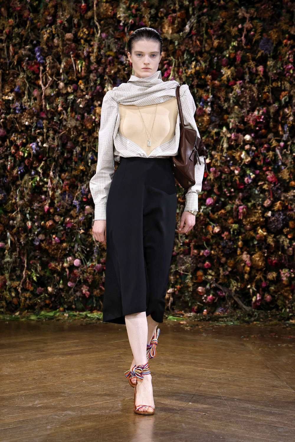 El Margiela SS27 de Martens enfrenta rigidez y suavidad