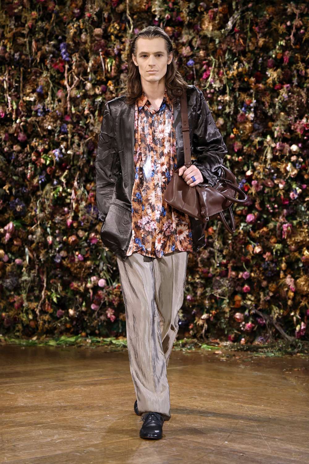El Margiela SS27 de Martens enfrenta rigidez y suavidad
