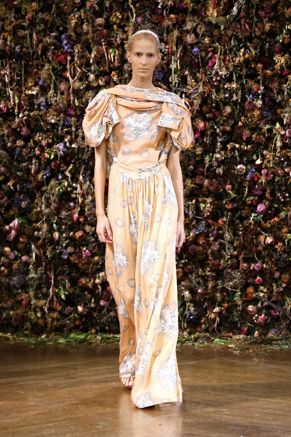 El Margiela SS27 de Martens enfrenta rigidez y suavidad