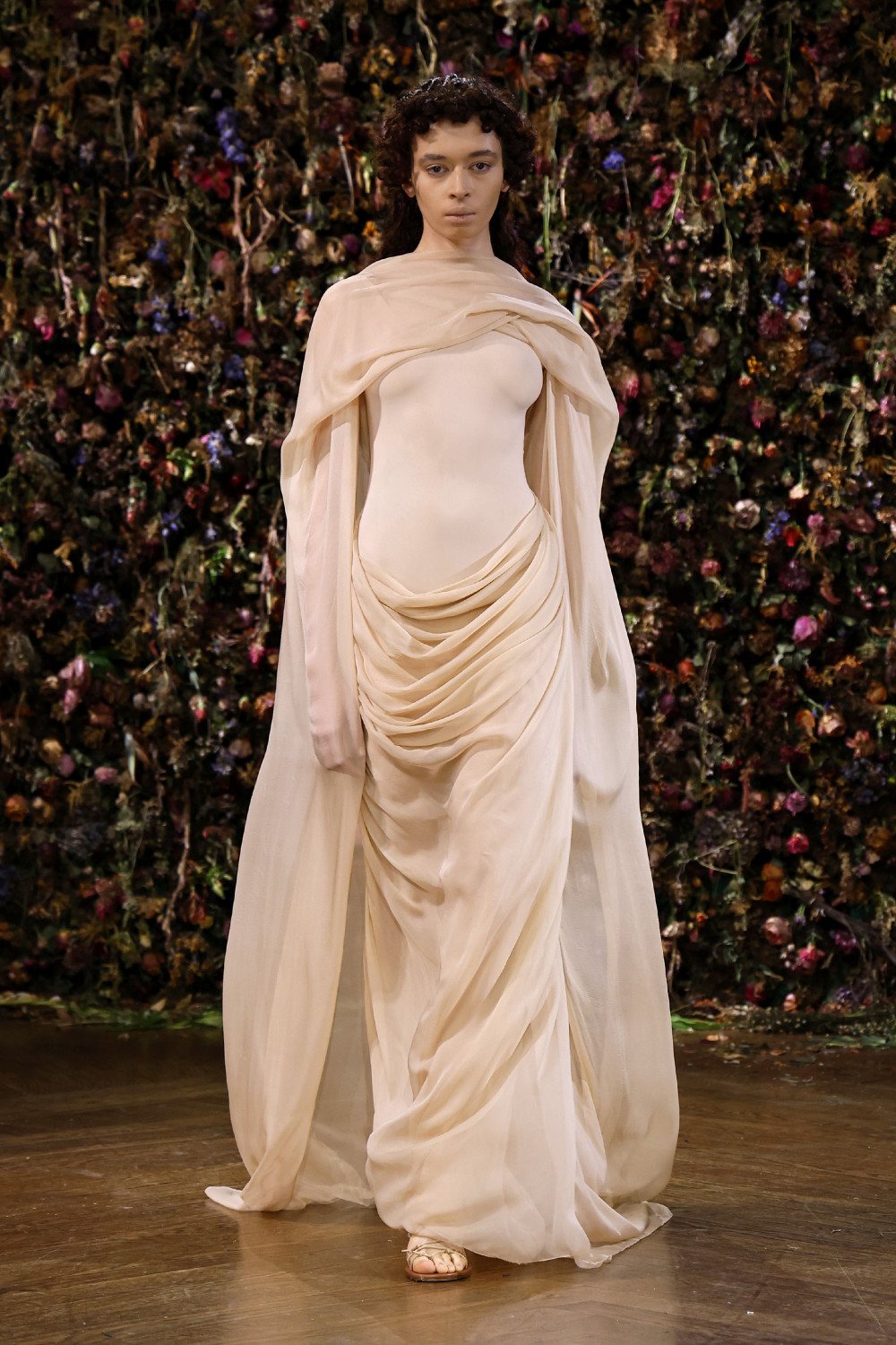 El Margiela SS27 de Martens enfrenta rigidez y suavidad