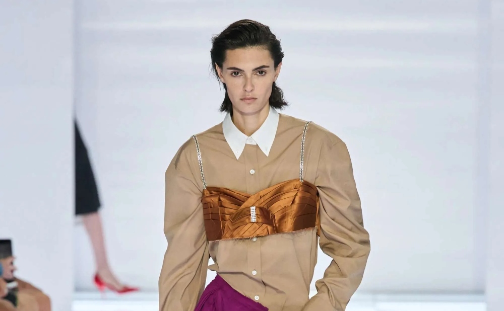 Prada SS27 hace de la naturalidad su nueva obsesión beauty