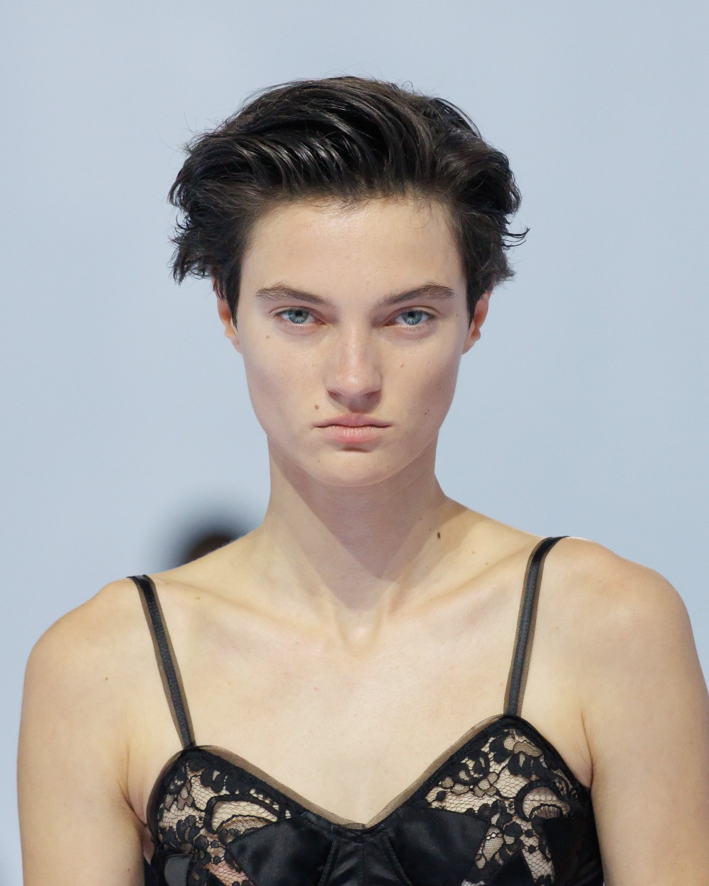 Prada SS27 hace de la naturalidad su nueva obsesión beauty