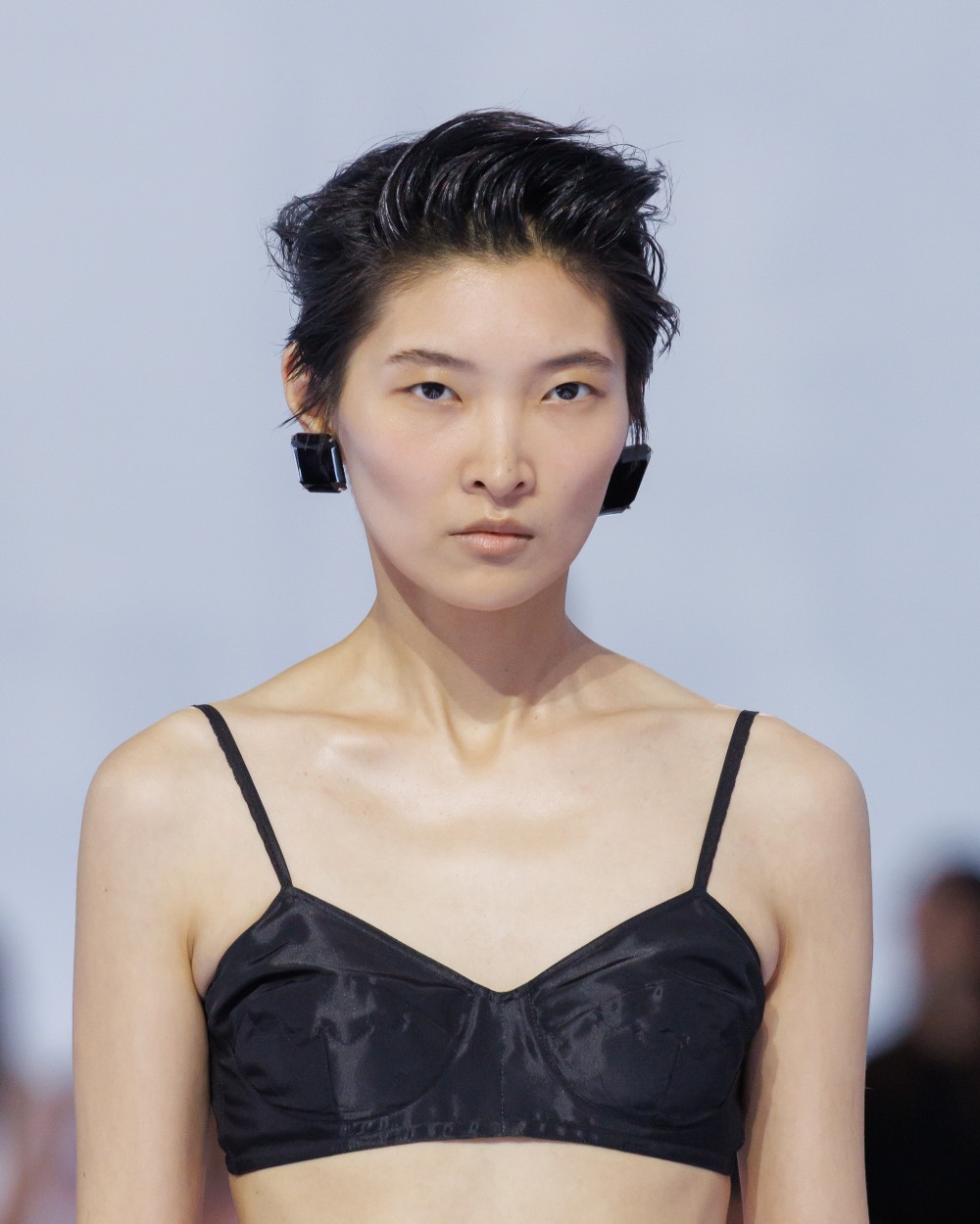 Prada SS27 hace de la naturalidad su nueva obsesión beauty